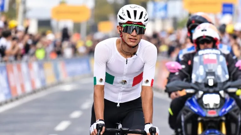César Macías compite durante la Vuelta a España y confirma el avance del ciclismo mexicano frente a la élite internacional.