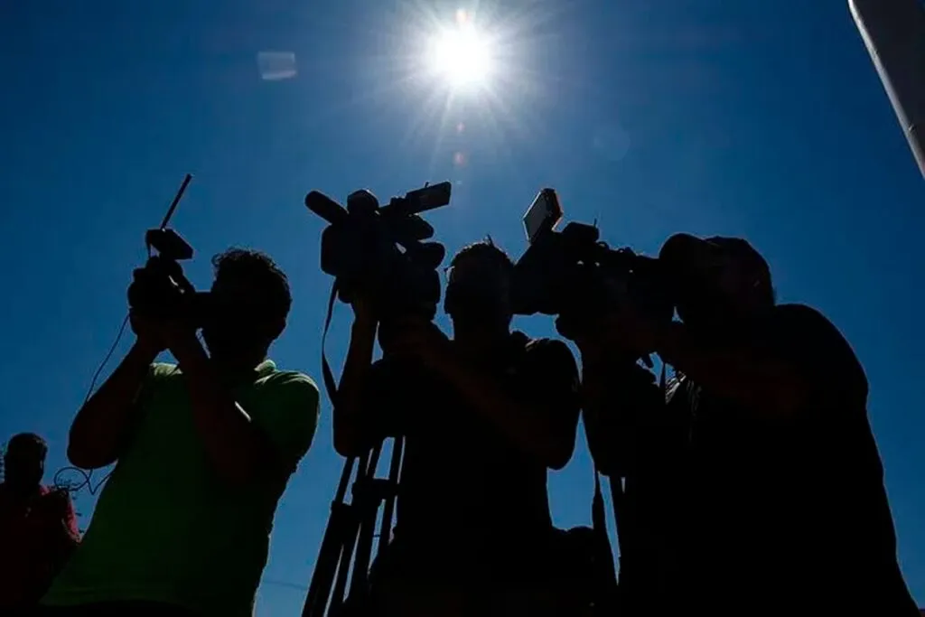 Cocodrilos película mexicana retrata los riesgos que enfrenta un joven fotoperiodista mientras investiga un crimen.