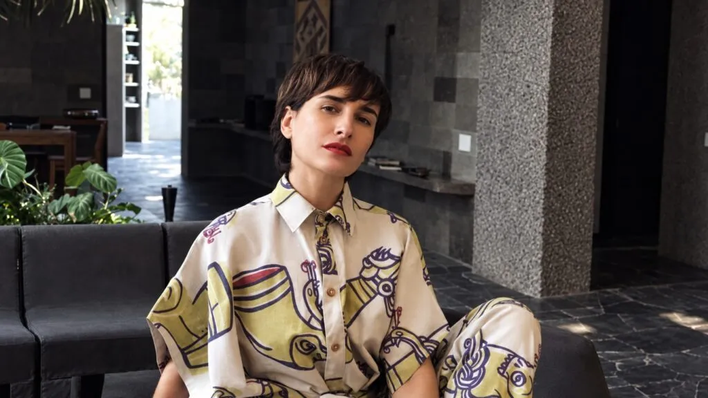 Moda mexicana representada mediante prendas artesanales, alta costura, colores nacionales y propuestas contemporáneas.