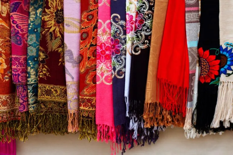 Rebozo mexicano elaborado con técnicas artesanales que conserva la tradición y suma nuevos diseños para nuevas generaciones.