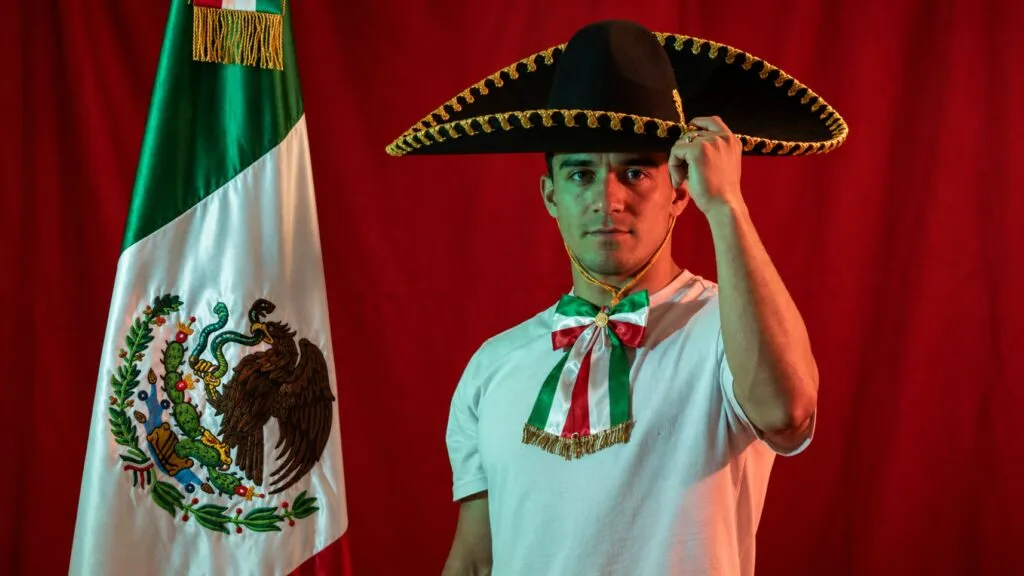 Atletas mexicanos de clavados, boxeo y atletismo representan con orgullo las raíces y la historia de México.