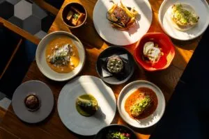 ICÚ cocina mexicana destaca en Puerto Vallarta con ingredientes regionales y reconocimiento de la Guía Michelin.