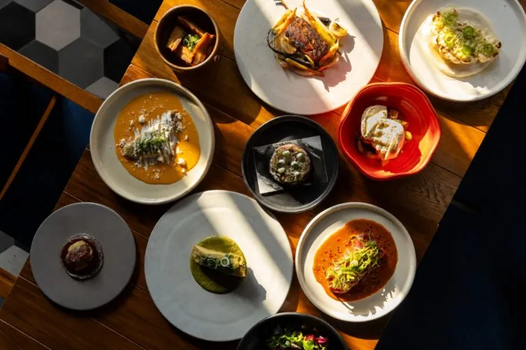 ICÚ cocina mexicana destaca en Puerto Vallarta con ingredientes regionales y reconocimiento de la Guía Michelin.