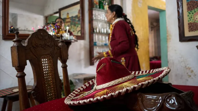 Mariachi en Cuba interpretado por María Luz Insua durante una presentación marcada por la gratitud, la música y la identidad cultural.