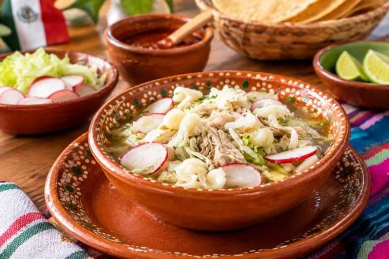 Pozole mexicano servido durante las Fiestas Patrias del 15 de septiembre