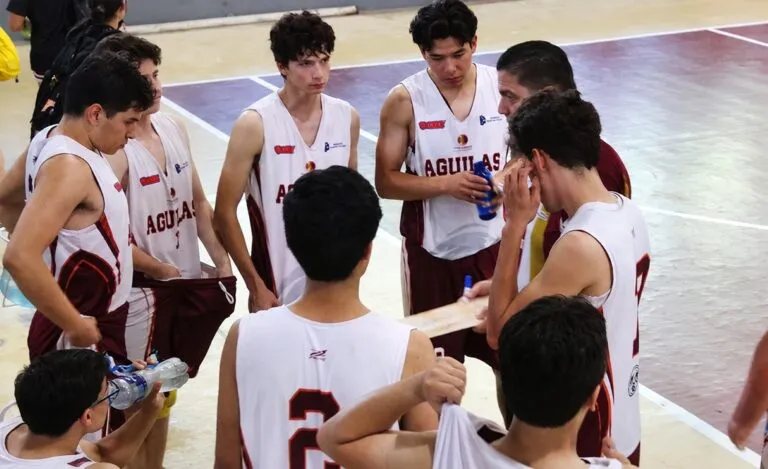 Estudiantes del Instituto Tecnológico de Aguascalientes muestran las medallas obtenidas en una competencia nacional.