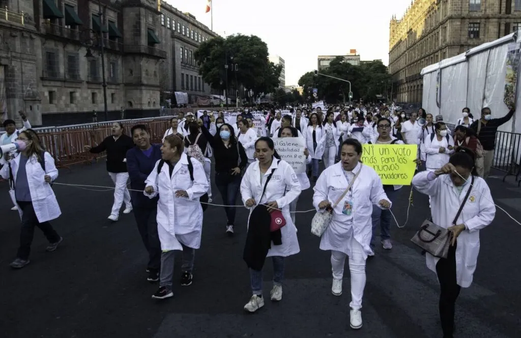 Personal médico trabaja en un hospital público de México en medio de los retos de abastecimiento y atención sanitaria.