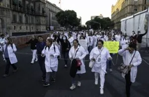 Personal médico trabaja en un hospital público de México en medio de los retos de abastecimiento y atención sanitaria.