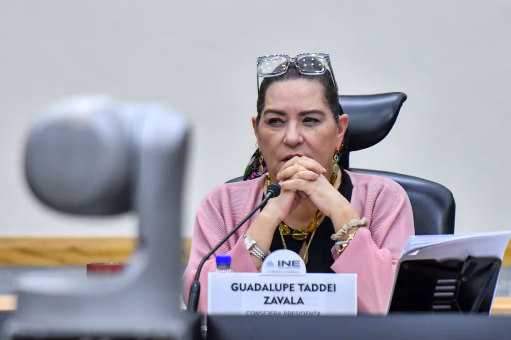 Guadalupe Taddei, presidenta del INE, enfrenta cuestionamientos por presuntas irregularidades en contratos electorales en México.