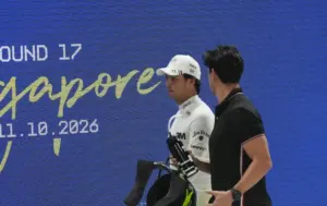 Checo Pérez al volante de su Cadillac durante el Gran Premio de Singapur, preferentemente en una toma del circuito nocturno de Marina Bay.
