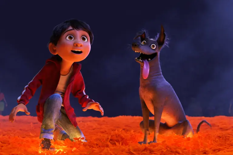 Miguel junto a Mamá Coco durante la escena de “Recuérdame”.