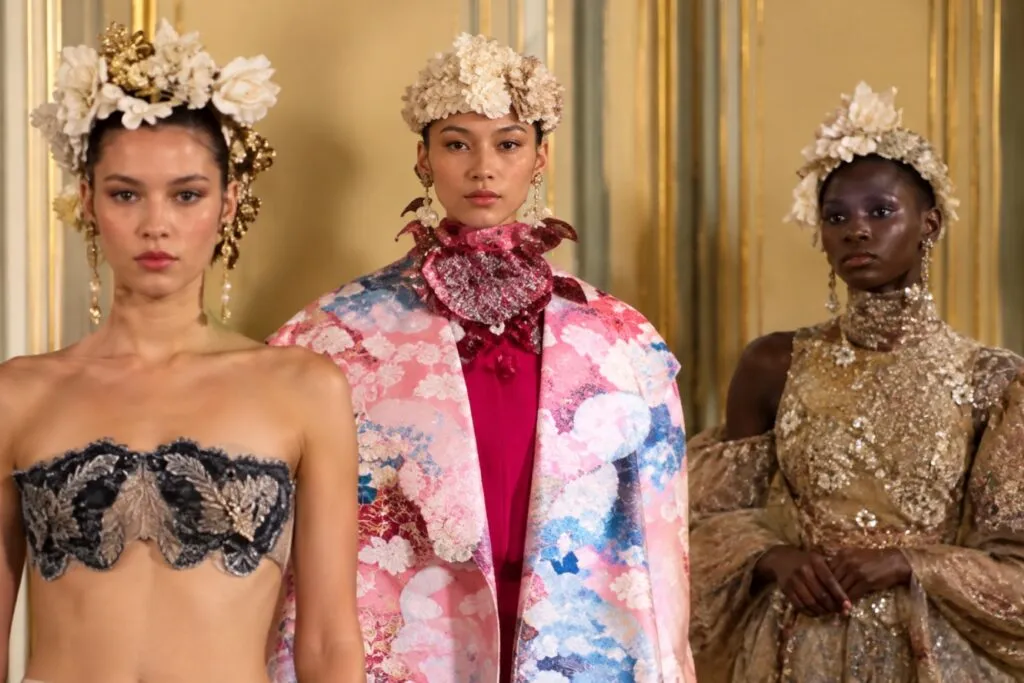 Diseñadores mexicanos en Paris Fashion Week presentan colecciones inspiradas en identidad, recuerdos y cultura mexicana.