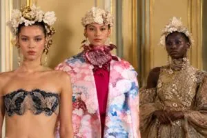 Diseñadores mexicanos en Paris Fashion Week presentan colecciones inspiradas en identidad, recuerdos y cultura mexicana.