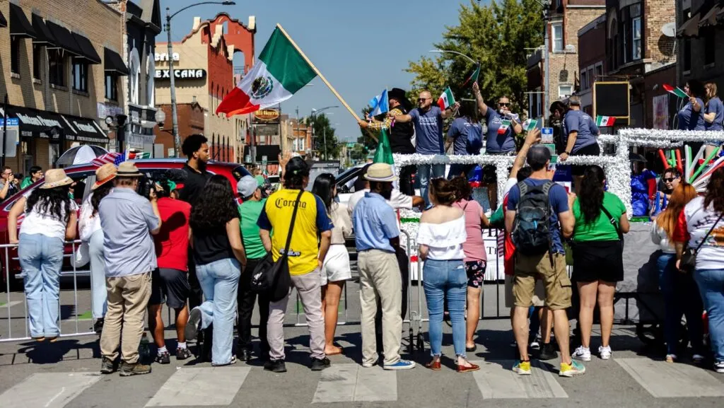 Familias latinas participando en un festival de cultura hispana en Estados Unidos.