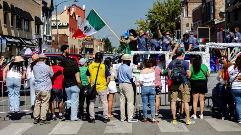 Familias latinas participando en un festival de cultura hispana en Estados Unidos.
