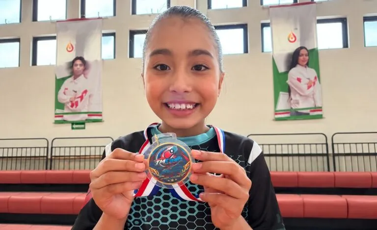 Emma Castillo, jugadora de ocho años de Saltillo, participa en el Campeonato Nacional de Tenis de Mesa U13.