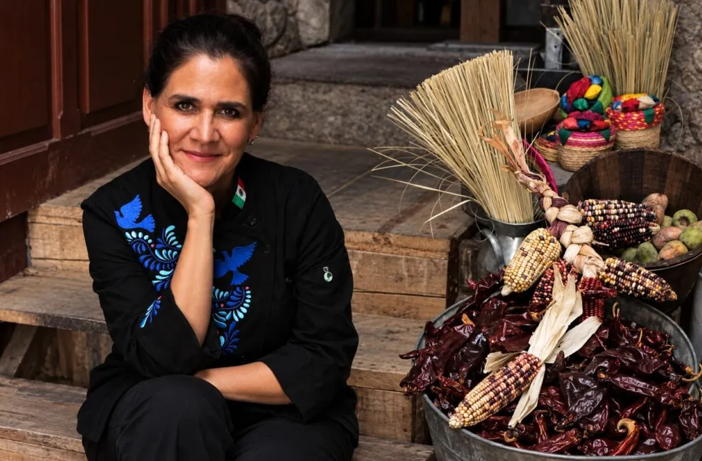 Tres formas sencillas de cocinar con xoconostle mediante un aderezo, un adobo y una jarra de agua fresca.