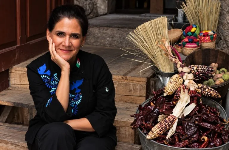 Tres formas sencillas de cocinar con xoconostle mediante un aderezo, un adobo y una jarra de agua fresca.
