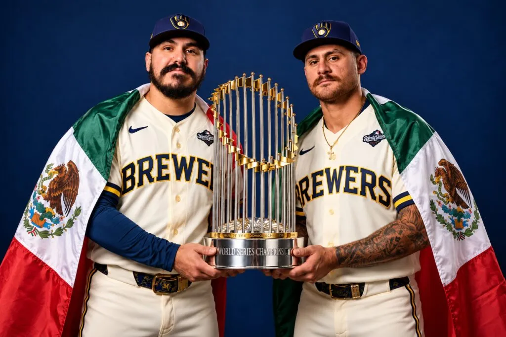 Joey Ortiz y JoJo Romero celebran el campeonato de Milwaukee y la presencia mexicana en la Serie Mundial.