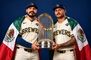 Joey Ortiz y JoJo Romero celebran el campeonato de Milwaukee y la presencia mexicana en la Serie Mundial.