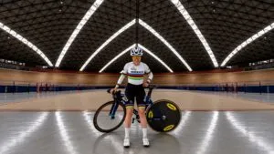 Ciclistas mexicanos compiten en el Mundial de Ciclismo de Pista de Shanghái durante las pruebas internacionales.