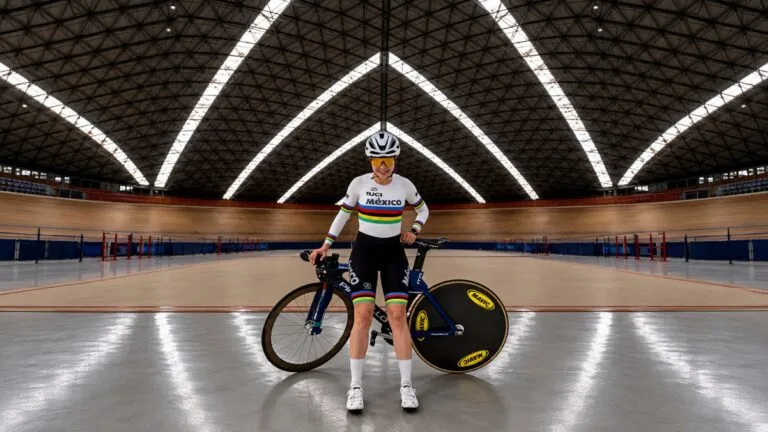 Ciclistas mexicanos compiten en el Mundial de Ciclismo de Pista de Shanghái durante las pruebas internacionales.