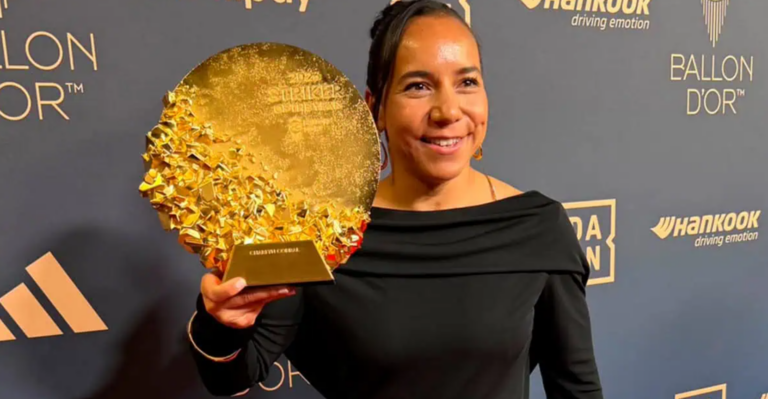 Charlyn Corral durante una ceremonia de premiación internacional.