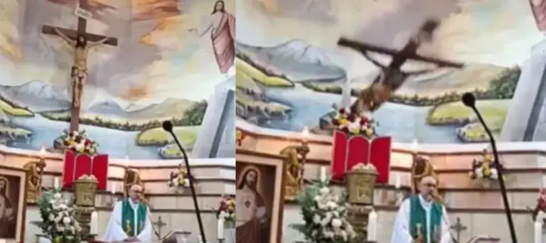 Cruz de madera situada detrás del altar de una iglesia durante una celebración religiosa en Ecuador.