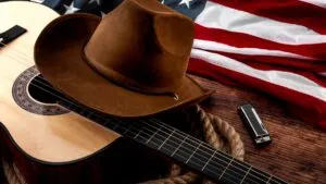 Aunque artistas de origen latino han conquistado las listas del género, su presencia en la música country comercial continúa siendo limitada.