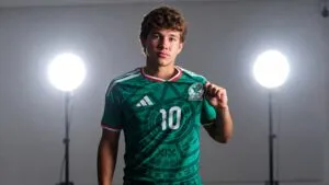 Santiago Cisneros, joven futbolista mexicano del Club León, reconocido entre los 60 talentos con mayor proyección internacional.
