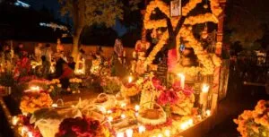 Feriados de noviembre en México con una sucursal bancaria cerrada y elementos tradicionales del Día de Muertos.